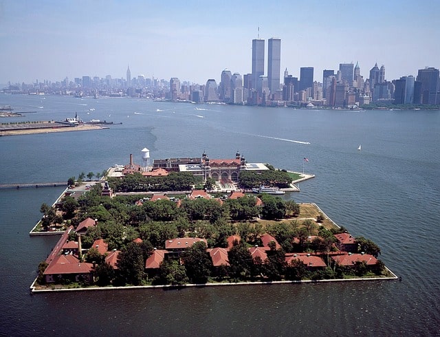 ellis-island-898932_640 a large body of water with a city in the background