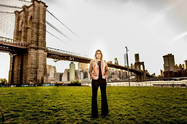 model-2765525_640 a person standing in front of a building