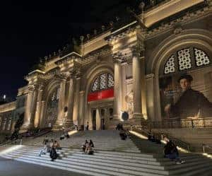 Metropolitan-Museum-of-Art-300×249-1 a large building
